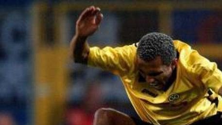 Brazilský fotbalista v dresu Borussie Dortmund Marcio Amoroso přeskakuje českého hráče z týmu FC Bruggy Davida Rozehnala.