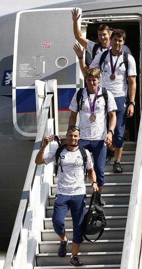 Bronzoví kajakáři (odspodu) Daniel Havel, Lukáš Trefil, Josef Dostál a Jan Štěrba po příletu do Prahy.