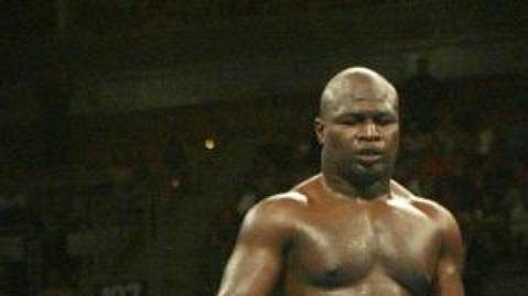Evander Holyfield leží na zemi po KO od Jamese Toneyho.