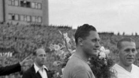 Archivní snímek z 31. srpna 1947 ukazuje tehdejšího kapitána československé reprezentace Josefa Bicana (vlevo) s kapitánem Polska Szcepaniakem před mezistátním utkáním v Praze na Letné.