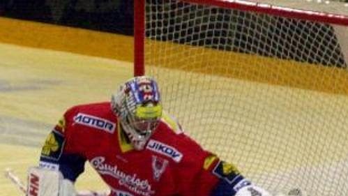 Lubomír Hurtaj z Plzně a brankář Budějovic Vladimír Hudáček v utkání hokejové extraligy hraném 16. září v Plzni.