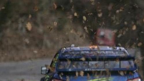 Francouz Stéphane Sarrazin s vozem Subaru Impreza WRC 2005 na trati první etapy Rallye Monte Carlo.