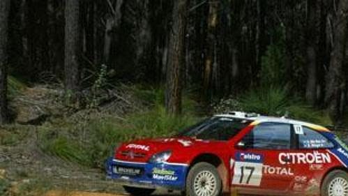 Colin McRae s citroënem na trati druhé etapy Australské rallye.