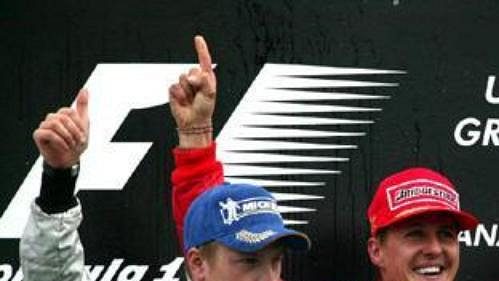 Stupně vítězů (zleva): druhý Kimi Räikkönen, vítěz závodu Michael Schumacher a třetí Heinz-Harald Frentzen.