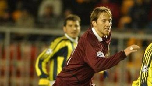 Tomáš Jun ze Sparty (vlevo) stíhá Marka Aurelia z Fenerbahce.