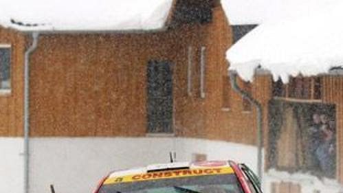 Jan Kopecký za volantem Fabie WRC na zasněžené trati rakouské Jänner rallye. Spolujezdcem je Filip Schovánek.