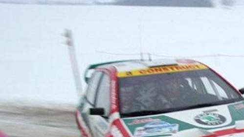 Jan Kopecký za volantem Fabie WRC na zasněžené trati rakouské Jänner rallye. Spolujezdcem je Filip Schovánek.