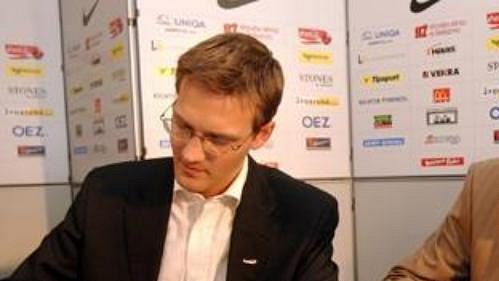Místopředseda představenstva Sparty Daniel Křetínský (vlevo) a Karel Poborský při podpisu nové smlouvy.