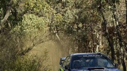 Subaru Nora Pettera Sollberga v jedné ze závěrečných erzet Australské rallye.
