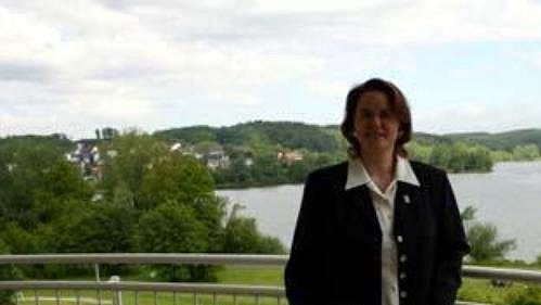 Hotelová manažerka Claudia Keck ukazuje výhled na jezero Wiesensee.