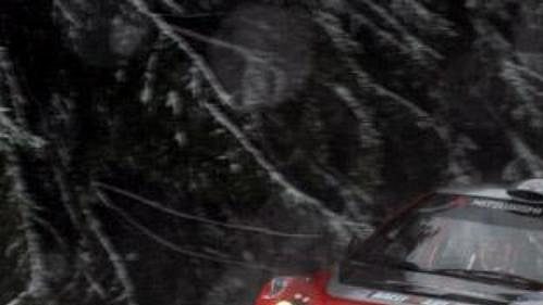 Finský pilot Harri Rovanpera na trati Švédské rallye 2005 ve službách Mitsubishi.