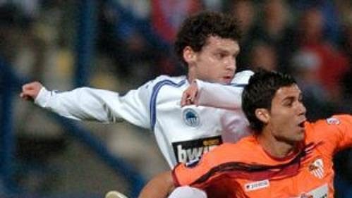 Ivan Hodúr (vlevo) v souboji s Fernando Salesem ze Sevilly.