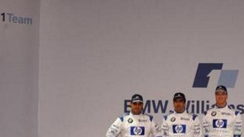Piloti Juan Pablo Montoya a Ralf Schumacher (vpravo). Uprostřed testovací pilot Marc Gene při odhalení nového monopostu týmu BMW WilliamsF1.