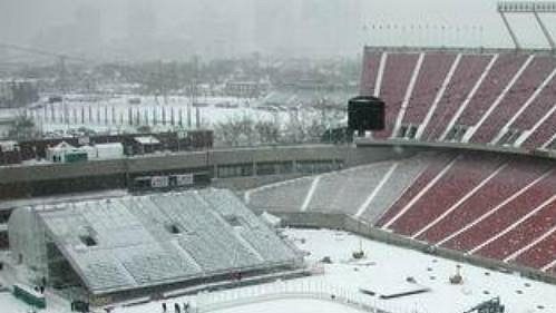Takto dnes vypadal Commonwealth Stadium, kde se má v sobotu uskutečnit hokejový zápas mezi Edmontonem a Montrealem