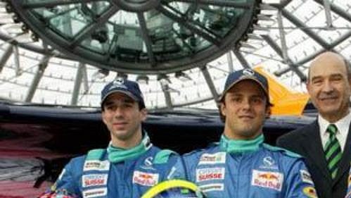 Švýcarský testovací jezdec Neel Jani, Brazilec Felipe Massa, šéf stáje Sauber Peter Sauber a Ital Giancarlo Fisichella (zleva) při odhalení nového monopostu pro sezónu 2004.