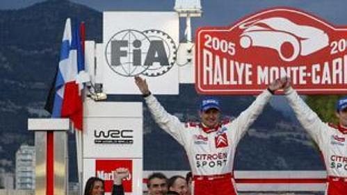 Sebastien Loeb (vpravo) se spolujezdcem Danielem Elenou a s vozem Citroën Xsara WRC v cíli Rallye Monte Carlo 2005.