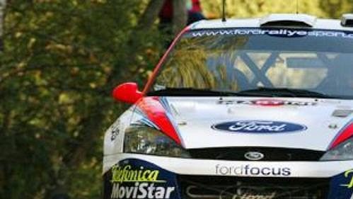 Carlos Sainz s Fordem Focus na trati Finské rallye 2002.