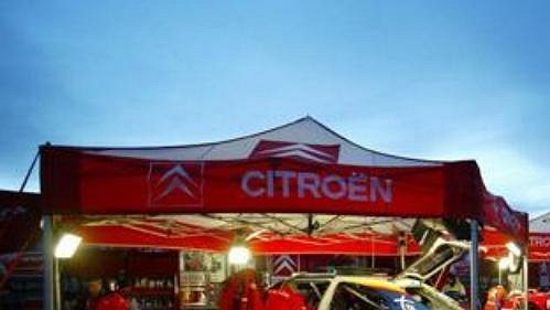 Servisní zóna týmu Citroën při Švédské rallye.