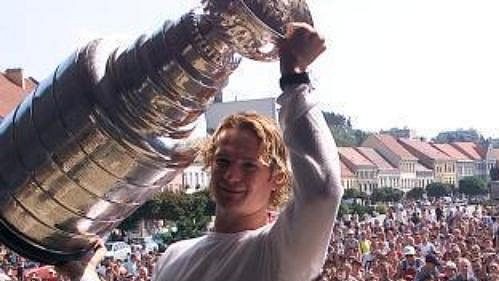 Patrik Eliáš s fanoušky v Třebíči slaví Stanley Cup.