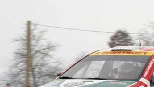 Jan Kopecký za volantem Fabie WRC na zasněžené trati rakouské Jänner rallye. Spolujezdcem je Filip Schovánek.
