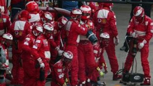 Michael Schumacher na ferrari při výjezdu z boxů.