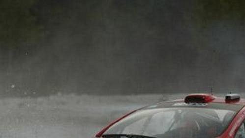 Fin Marcus Grönholm s peugeotem na trati čtvrtečního shakedownu Švédské rallye.