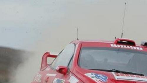 Marcus Grönholm s peugeotem na trati první etapy Mexické rallye.