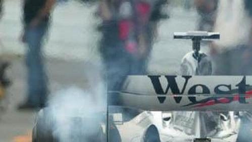 McLaren Kimiho Räikkönena při první kvalifikaci před výjezdem na trať v Suzuce.