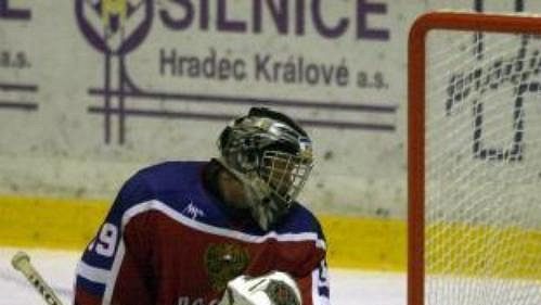 Ruský brankář Maxim Sokolov pouští druhý gól českých hokejistů v samostatných nájezdech v utkání turnaje o Pohár České pojišťovny 4. září v Pardubicích