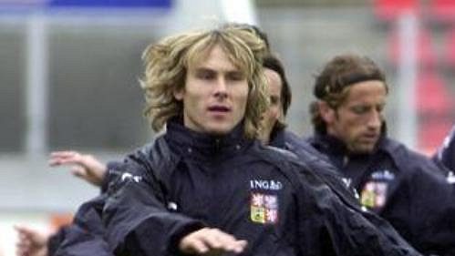 Kapitán fotbalové reprezentace Pavel Nedvěd při tréninku před kvalifikačním utkání s Rakouskem.