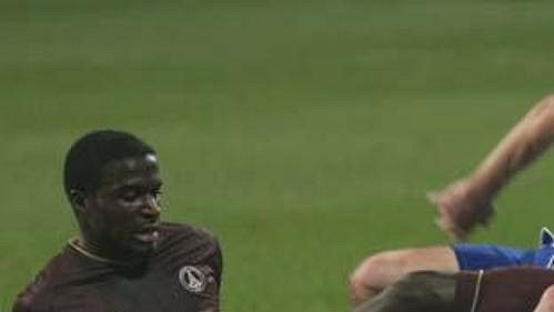 Ostrý střet v duelu Poháru UEFA mezi Mladou Boleslaví a Paris St.-Germain.