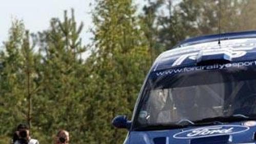 François Duval s Fordem Focus na trati Finské rallye 2002.