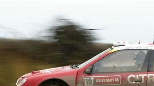 Carlos Sainz s citroënem při shakedownu Britské rallye.
