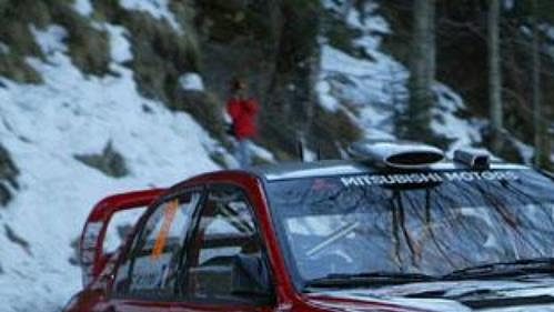 Francouz Gilles Panizzi s vozem Mitsubishi Lancer WR05 na trati první etapy Rallye Monte Carlo.