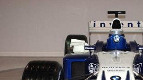 Nový monopost FW26 stáje BMW WilliamsF1 byl slavnostně představen ve španělské Valencii. Okamžitě zaujal dravě řešenou přední částí vozu.