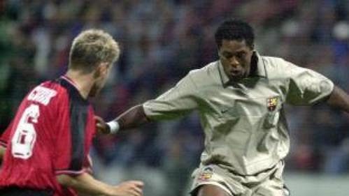 Peter Čvirik (vlevo) a Ivan Belák z Matadoru Púchova bojují s Patrickem Kluivertem z FC Barcelona (uprostřed) v zápase Poháru UEFA
