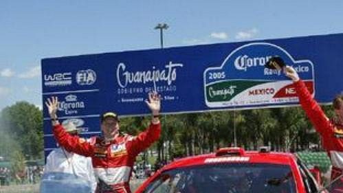 Marcus Grönholm s peugeotem na v cíli Mexické rallye.
