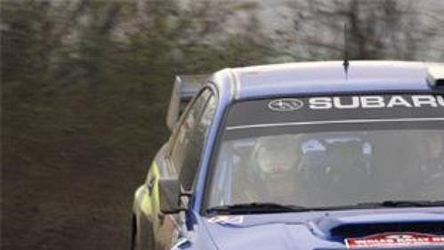 Nor Petter Solberg se subaru při shakedownu Britské rallye.