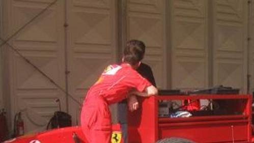 Příprava monopostů Ferrari při exhibici v Praze.