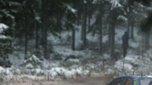 Nor Peter Solberg na trati Švédské rallye 2005 s vozem Mistubishi Lancer 05 WRC.