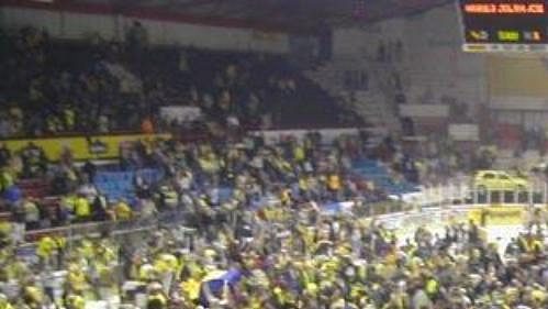 Ledová plocha stadiónu Luďka Čajky ve Zlíně zaplněná fanoušky.