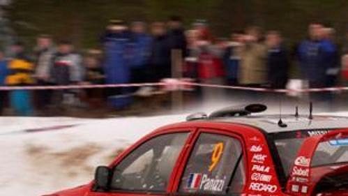 Francouz Gilles Panizzi s mitsubishi při první etapě Švédské rallye.