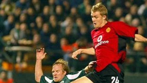 Hráči Panathinaikosu Atény Markus Münch (vlevo) a Raimondas Zutauas marně stíhají záložníka Darrena Fletchera z Machesteru United