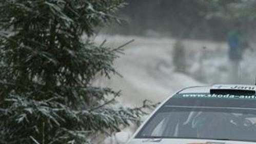 Švéd Jani Paasonen na trati Švédské rallye 2005 s vozem Škoda Fabia WRC.