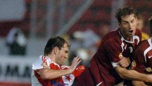 Martin Latka sráží sparťany Doška (uprostřed) a Zabavníka.