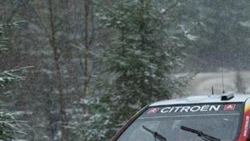 Úřadující mistr světa Francouz Sebastien Loeb za volantem Citroën Xsara WRC na trati Švédské rallye 2005.