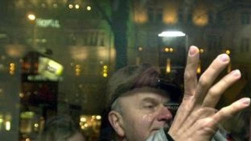 Nespokojení lidé před prodejním místem Sazky, kde čekali na možnost koupit si vstupenku na MS v hokeji 2004