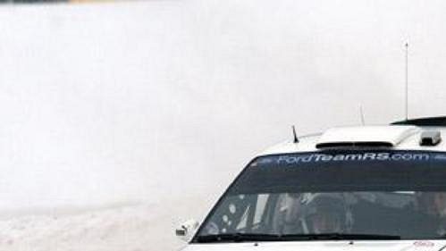 Fin Janne Tuohino s fordem při první etapě Švédské rallye.