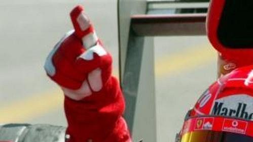 Michael Schumacher ze stáje Ferrari v Monze po vítězství VC Itálie vozů formule 1.