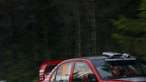 Fin Kristian Sohlberg s mitsubishi na trati čtvrtečního shakedownu Švédské rallye.